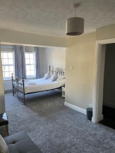ein Schlafzimmer mit einem Bett und zwei Fenstern in der Unterkunft The Seven Stars in Durham