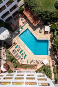 an overhead view of a swimming pool in a resort at Clube do Lago Hotel in Estoril