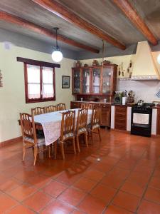 cocina con mesa y sillas en una habitación en El Ensueño en Tilcara
