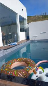 a woman laying on at Casa de campo in Natividade da Serra