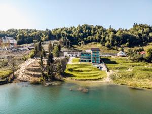 Vue aérienne d'une maison sur une colline à côté d'une rivière dans l'établissement Villa Galleria, à Colibiţa