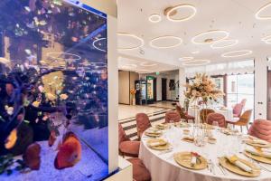 uma sala de jantar com uma mesa e uma fotografia de um restaurante em Villa Galleria em Colibiţa
