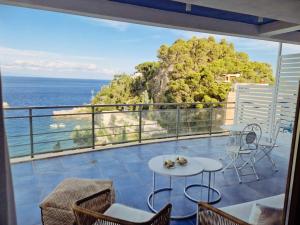 a balcony with a view of the ocean at 'nni Francuzzu in Taormina