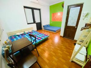 um quarto com uma cama, uma secretária e uma escada em Lion HOMESTAY em Ninh Binh