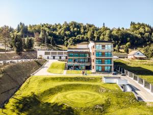 - une vue aérienne sur un bâtiment avec une cour verdoyante dans l'établissement Villa Galleria, à Colibiţa