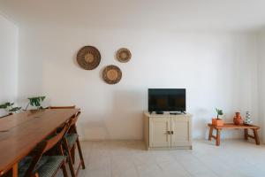 TV a/nebo společenská místnost v ubytování Alfaiate Beach House