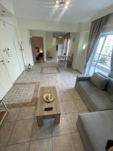 ein Wohnzimmer mit einem Sofa und einem Couchtisch in der Unterkunft The traveler's house in Thessaloniki