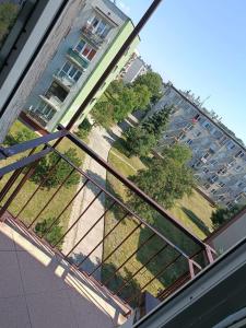 un balcón con vistas panorámicas a un edificio en Suchedniów mieszkanie, en Suchedniów