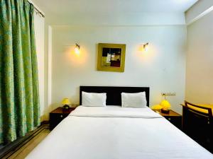 Postel nebo postele na pokoji v ubytování BedChambers Serviced Apartments - Artemis Hospital