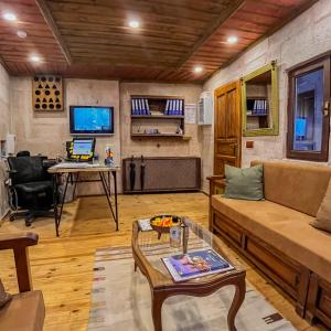 Uma TV ou centro de entretenimento em Sora Cave Hotel