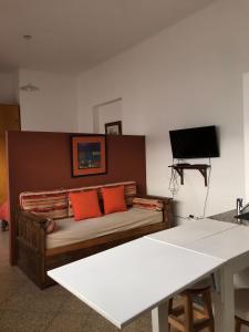 salon z kanapą z pomarańczowymi poduszkami w obiekcie Civitella Appart w mieście Villa Mercedes
