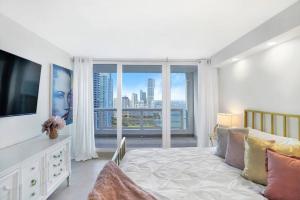 sala de estar con cama y ventana grande en Sweet Dreams! Renovated with Water Views, en Miami