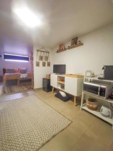 ein Wohnzimmer mit einem Tisch und einem Sofa in der Unterkunft Cantinho da Susana in Coimbra