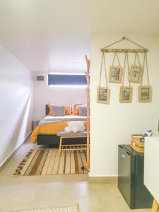 Schlafzimmer mit einem Bett und einem Fenster in der Unterkunft Cantinho da Susana in Coimbra