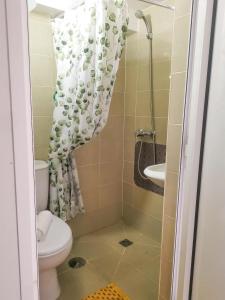 a small bathroom with a toilet and a shower at Cantinho da Susana in Coimbra