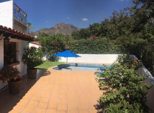 Swimming pool sa o malapit sa Acogedora Villa con alberca climatizada en el centro de Tepoztlán