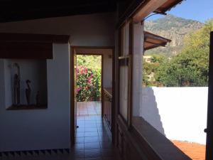 迪坡斯特蘭的住宿－Acogedora Villa con alberca climatizada en el centro de Tepoztlán，门廊,花朵