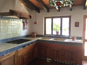 cocina con fregadero y ventana en Acogedora Villa con alberca climatizada en el centro de Tepoztlán, en Tepoztlán