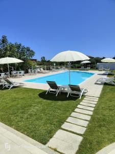 einen Pool mit Liegestühlen und Sonnenschirmen in der Unterkunft Al Mare da Francesca in Olbia