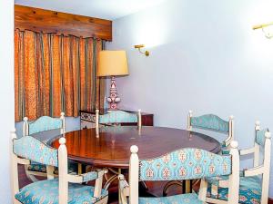 a dining room with a wooden table and chairs at Apartamento Deluxe zona Baja con Garaje in Sierra Nevada