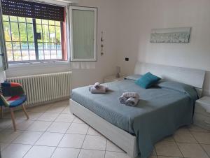 um quarto com uma cama com toalhas em Sisters Home em Bolonha