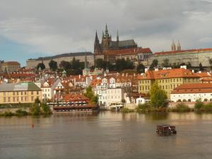 Skats uz upi, kas tek netālu no viesnīcas