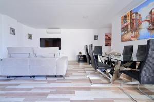 sala de estar con mesa de comedor y sillas en Playa apartamento, en Málaga