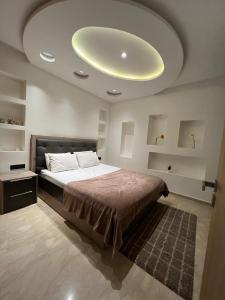 Luxueuse appartement في أغادير: غرفة نوم بسرير كبير بسقف دائري