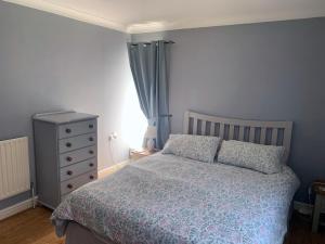 a bedroom with a bed and a dresser and a bed sidx sidx sidx sidx at 1 Bedroom Apartment Central Basingstoke in Basingstoke