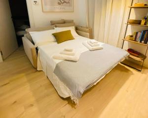 - une chambre avec un lit et 2 serviettes dans l'établissement PiazzaBorsa Charme apartment, à Trieste