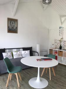 sala de estar con mesa y sofá en gîte au Pays Basque entre mer et montagne, en Villefranque