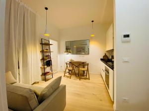 - un salon avec un canapé et une table dans l'établissement PiazzaBorsa Charme apartment, à Trieste