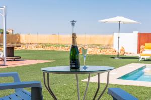 een fles champagne en een glas op een tafel bij Casa Rural Reifs 