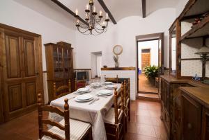 une salle à manger avec une table, des chaises et un lustre dans l'établissement Casa Besana, à Camuñas