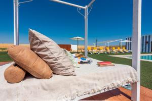 una mesa con almohadas junto a una piscina en Casa Rural Reifs, 