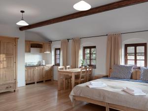 Zimmer mit einem Bett und einem Tisch sowie einer Küche in der Unterkunft Villa Greta in Schönau an der Katzbach