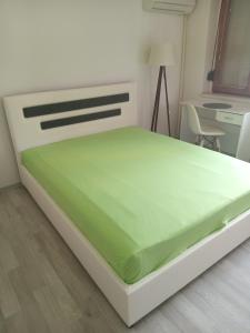 Bett in einem Zimmer mit grüner Matratze in der Unterkunft Apartman Vojka in Višegrad