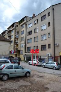 a group of cars parked in front of a building at Apartman Vojka in Višegrad