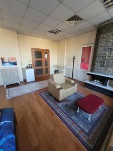uma sala de estar com um sofá e um tapete em Journey's Ease em Istambul