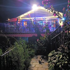 une maison éclairée la nuit dans l'établissement Aaroham By Aamod Luxury Cottage Resort, à Dalhousie