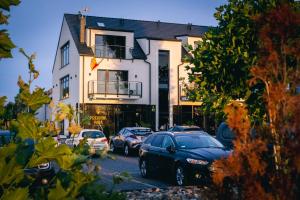 a group of cars parked in front of a building at Południk Park - Boutique Conference in Stargard