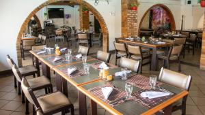 a dining room with tables and chairs in a restaurant at Hotel San Juan Internacional in Bucaramanga