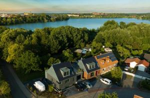 een luchtzicht op een huis naast een rivier bij Ferienwohnung am See in Schwerin