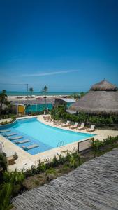 リオアチャにあるGUAJIRA CASA DEL MARのリゾートのスイミングプール(椅子付)、ビーチを提供しています。