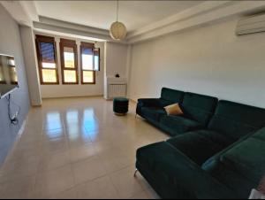 a living room with a green couch at Appartement à el ACHOUR promotion CMB parc dounia in El Achour