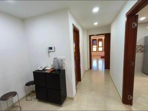 a hallway with a desk and chairs in a room at Appartement à el ACHOUR promotion CMB parc dounia in El Achour