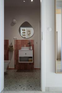La salle de bains est pourvue d'un lavabo et d'un miroir. dans l'établissement Harmonia Horyniec, à Horyniec