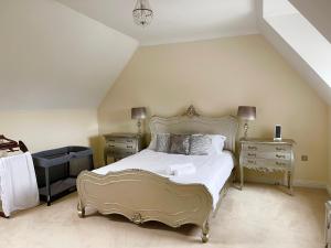 1 dormitorio con 1 cama blanca y 2 vestidores en Large Executive 4-Bed Detached House in Miskin, Cardiff-sleeps up to 10, en Hensol
