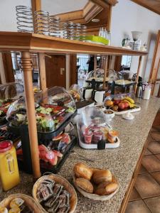 ein Buffet mit vielen verschiedenen Speisen in der Unterkunft Landhotel & Gaststuben Zum Hasen in Bad Saulgau