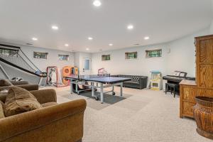sala de estar con mesa de ping pong y piano en Lake Shore Living, en Michiana